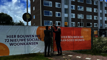 bouwdoeken ophangen op bouwhekken bouwplaats