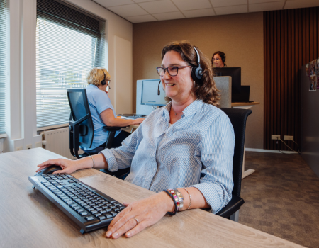 Klantenservicemedewerker Dunavie aan de telefoon